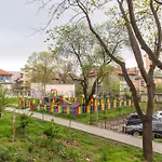 Cozy With Free Parking Апартамент *