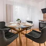 Апартамент Cozy With Free Parking Варна