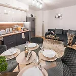 Апартамент Cozy With Free Parking *