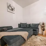 Апартамент Cozy With Free Parking *
