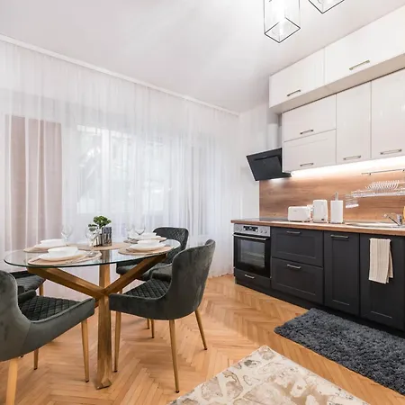 Апартамент Cozy With Free Parking Варна