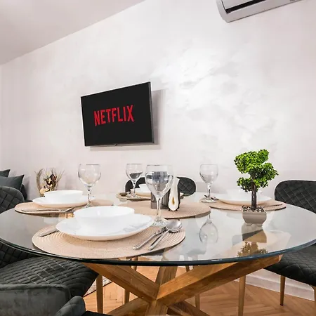 Апартамент Cozy With Free Parking