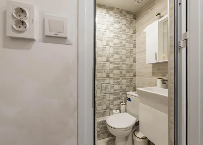 Cozy With Free Parking *