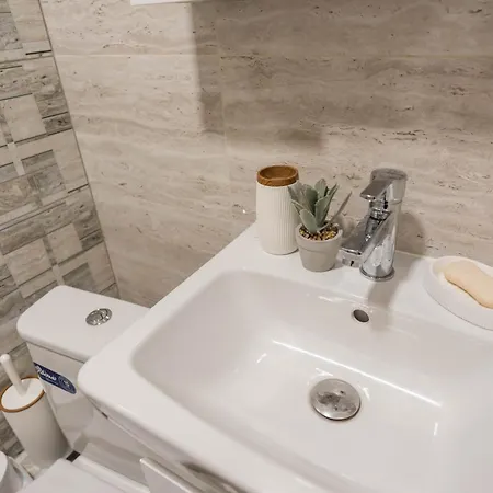 Cozy With Free Parking Apartmán